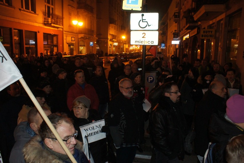 Protest w Kaliszu. Demonstracja przed siedzibą PiS