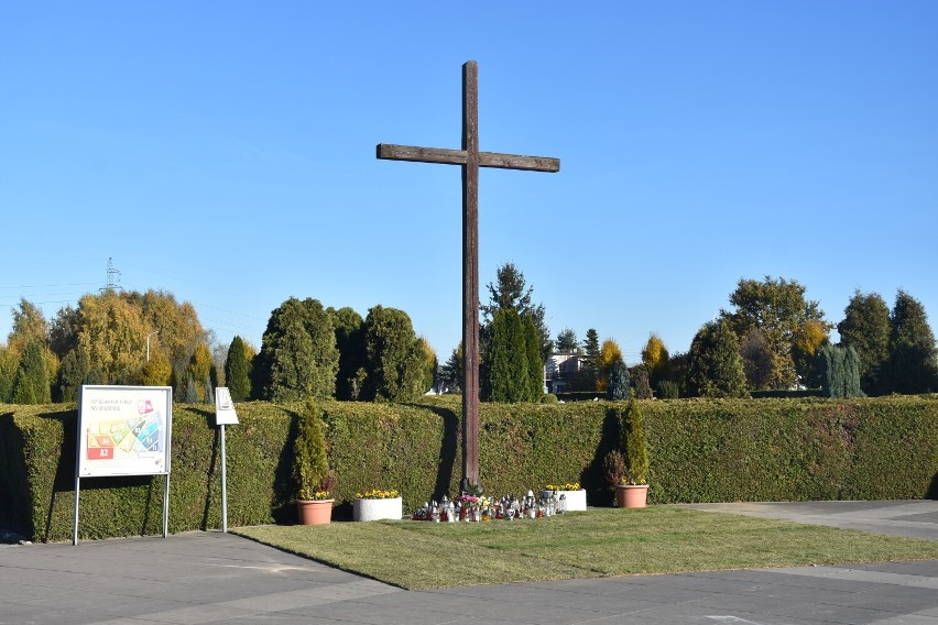 Na cmentarzu komunalnym w Żorach, mieszkańcy zajmowali się...