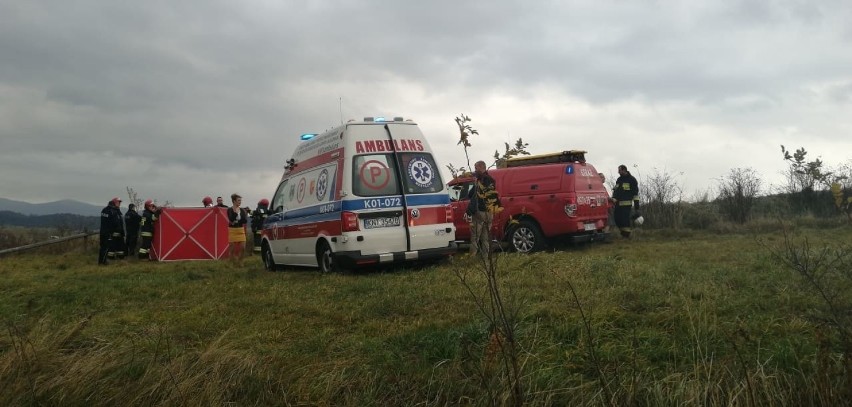 Orawka. Mężczyzna zmarł przygnieciony ciągnikiem [ZDJĘCIA]