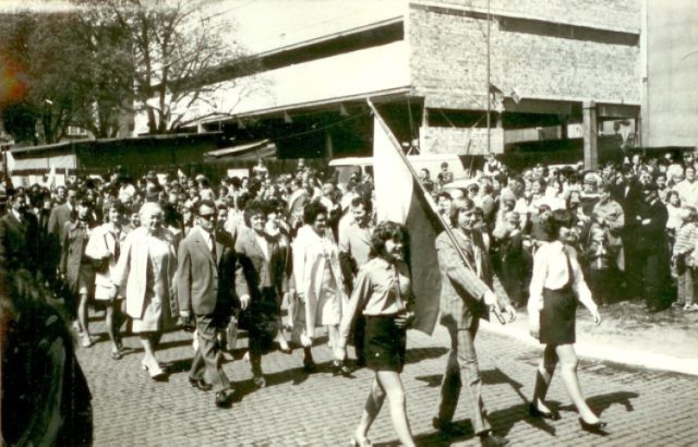 Tak wyglądały pochody pierwszomajowe w Żarach. Zdjęcia udostępniamy m.in. dzięki uprzejmości Lidii Wolanowskiej, Rafała Szymczaka, Wojciecha Rutkowskiego, Mirosława Kowalskiego oraz klubu Agros. Dziękujemy!