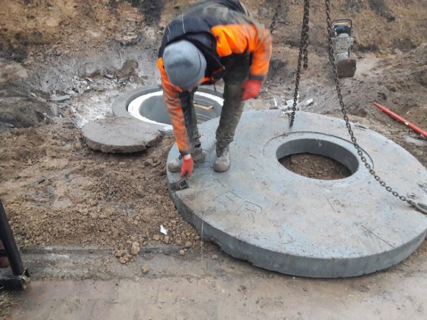 Prace nie ustają przy budowie kanalizacji w Rątach i Rybakach