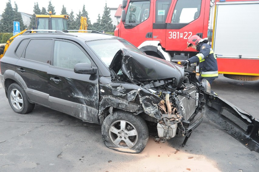 Zderzenie samochodu z koparką w Kąkolewie
