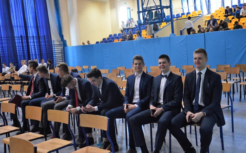 Uczniowie klas maturalnych w ZSP nr 1 w Tomaszowie odebrali świadectwa dojrzałości. Za kilka dni matura [ZDJĘCIA]