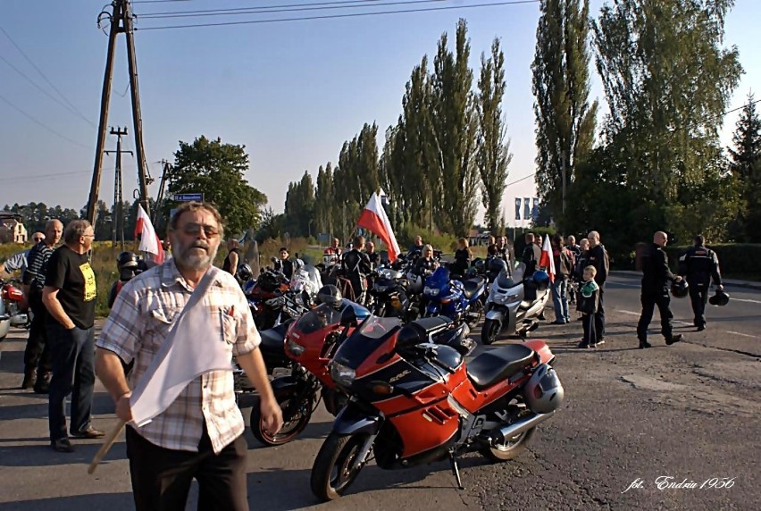 Przejazd 100 motocykli ulicami miasta i złożenie kwiatów pod Pomnikiem Sybiraków