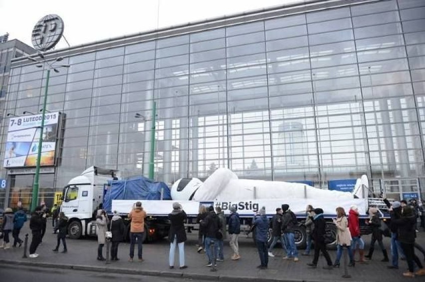 Big Stig dotarł do Poznania. Laweta z gwiazdą programu Top Gear stanęła przy głównym wejściu Międzynarodowych Targów Poznańskich