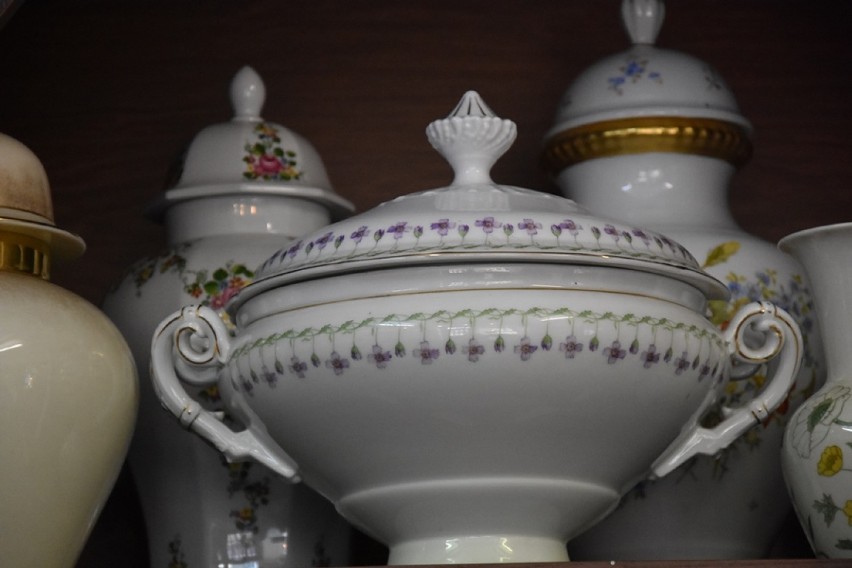 Gorlice. Galeria Cuda Świata to raj dla miłośników porcelany. Anna Wacławik z pasją opowiada o jej twórcach i projektantach [ZDJĘCIA]