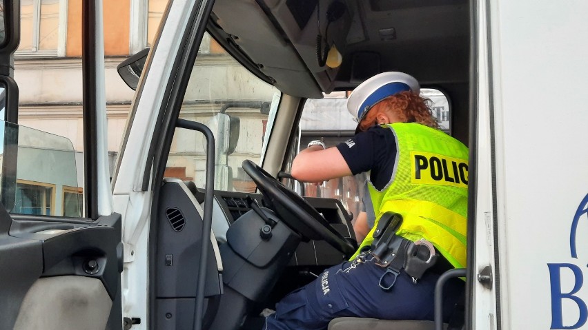 Pijany kierowca wjechał ciężarówką pod ratusz w Kaliszu