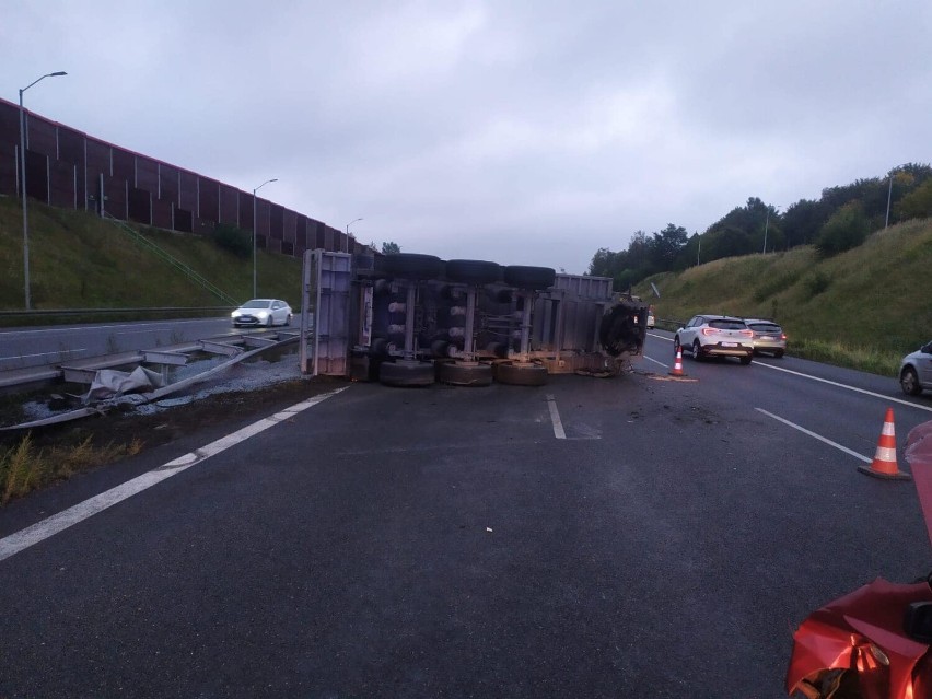 Wypadek na autostradzie A4 w Rudzie Śląskiej. Przewrócona ciężarówka blokuje ruch! 