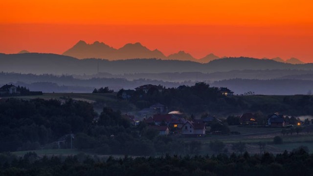 Punkty widokowe

Polecamy też spacery na punkty widokowe, z których rozpościerają się piękne widoki, a przy odrobinie szczęścia można zobaczyć Tatry - np. ze wzgórza Magdalenka. Dodatkowo na wzgórzu znajduje się murowany kościółek pw. św. Marii Magdaleny z  XVIII w. Z Magdalenki zobaczymy Rzeszów, ale też  szczyty: Wilcze (510 m) nad Gwoźnicą, Suchą Górę (591 m), Chełm (528 m), Bardo (534 m) i Klonową Górę (525 m). Gdy warunki atmosferyczne sprzyjają można zobaczyć też szczyty Tatr: Sławikowski Szczyt, Łomnicę, Durny Szczyt, Lodowy Szczyt, Wysoką i Rysy.

Inne punkty widokowe w okolicy: Krzyż milenijny w Niechobrzu, czy wzgórze św. Roch.