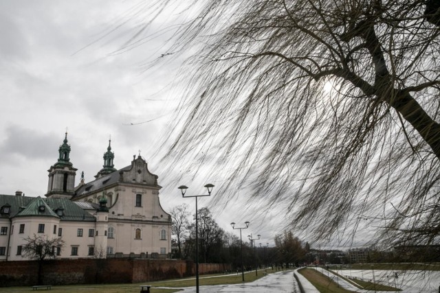 Instytut Meteorologii i Gospodarki Wodnej ostrzega, że w Krakowie i w Małopolsce może wystąpić silny wiatr o średniej prędkości od 45 do 55km/h, z porywami do 100 km/h z zachodu i północnego zachodu.