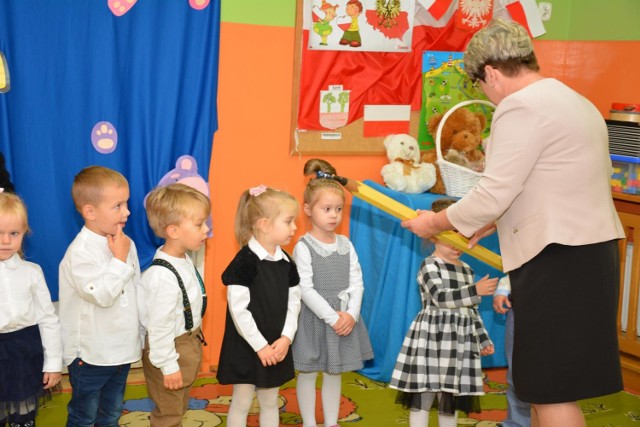 Publiczne Przedszkole w Poddębicach. 3-latki z ulicy Miłej już po pasowaniu