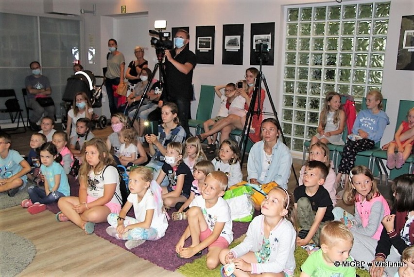 Miejska biblioteka wystawiła teatrzyk kukiełkowy z popularnymi bohaterami bajek FOTO