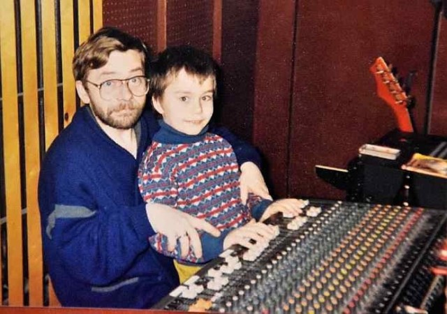 Przy konsolecie Krzysztof Walczak z synem Mateusz. Zdjęcie z początku lat 90. ub. wieku