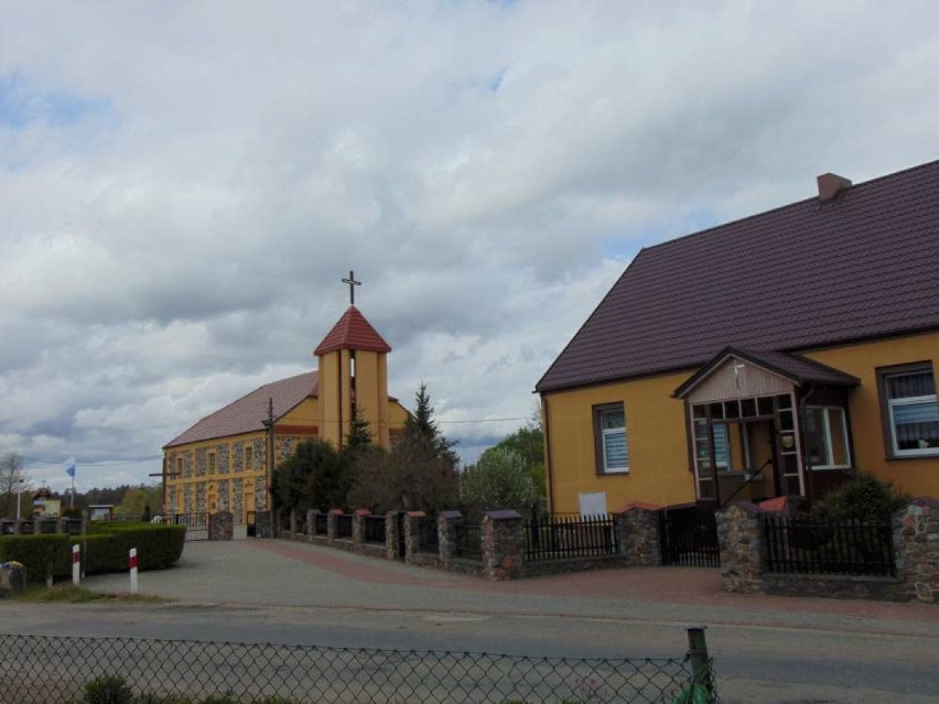 Nowy krzyż na dzwonnicy w parafii MB Pocieszenia w Wyszynach.