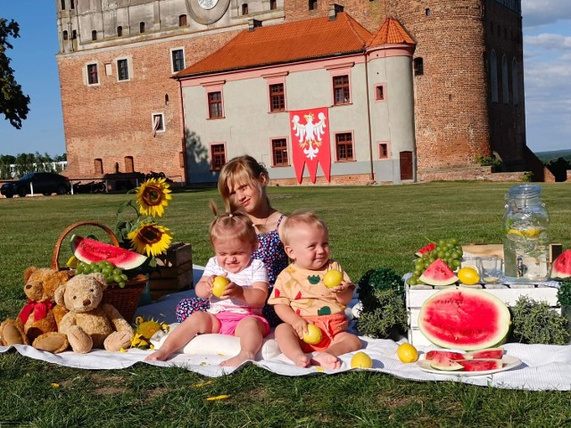 Radne Dominika Piotrowska i Monika Kwidzyńska zorganizowały na zamku w Golubiu-Dobrzyniu darmową sesję fotograficzną. Zdjęcia robiła Natalia Pszonka