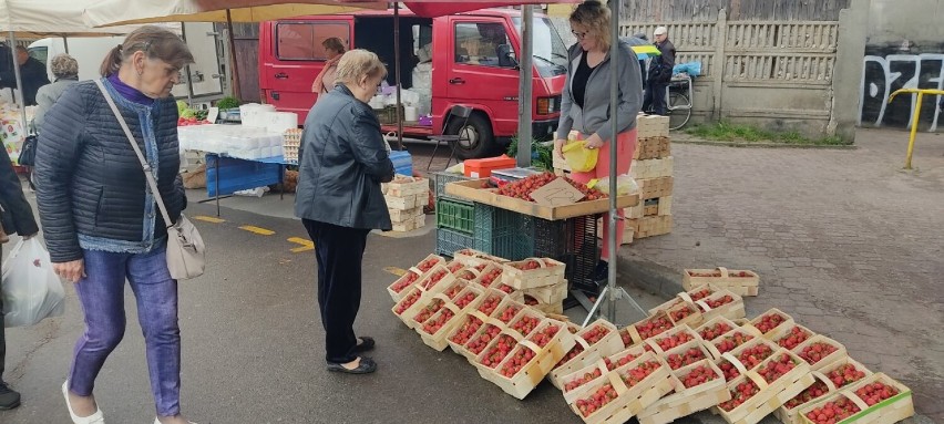 Ile kosztują truskawki na targowisku w Tomaszowie? Ceny są o wiele niższe [ZDJĘCIA, CENY]