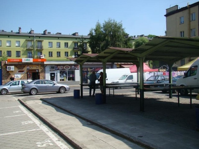 Plac targowy w centrum Brzeszcz. Okoliczni mieszkańcy narzekają, że tutejsze stragany stały się miejscem nocnych biesiad dla części klientów położonego obok sklepu nocnego