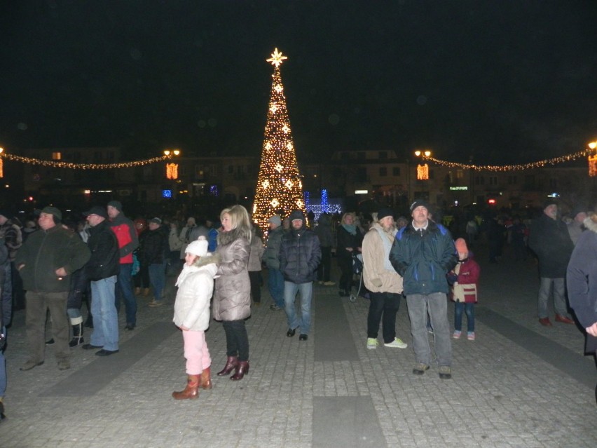 Już po godzinie 22 ostrowiecki Rynek zapełniał się...