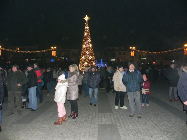 Już po godzinie 22 ostrowiecki Rynek zapełniał się mieszkańcami, kt&oacute;rzy postanowili powitać Nowy Rok na świeżym powietrzu. Fot. Krzysztof Krzak