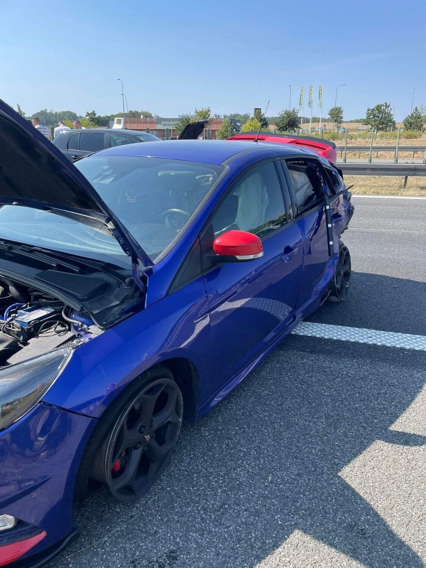 Karambol na autostradzie A1! Na jezdni w kierunku Gdańska zderzyło się 5 aut. 2 osoby poszkodowane. ZDJĘCIA