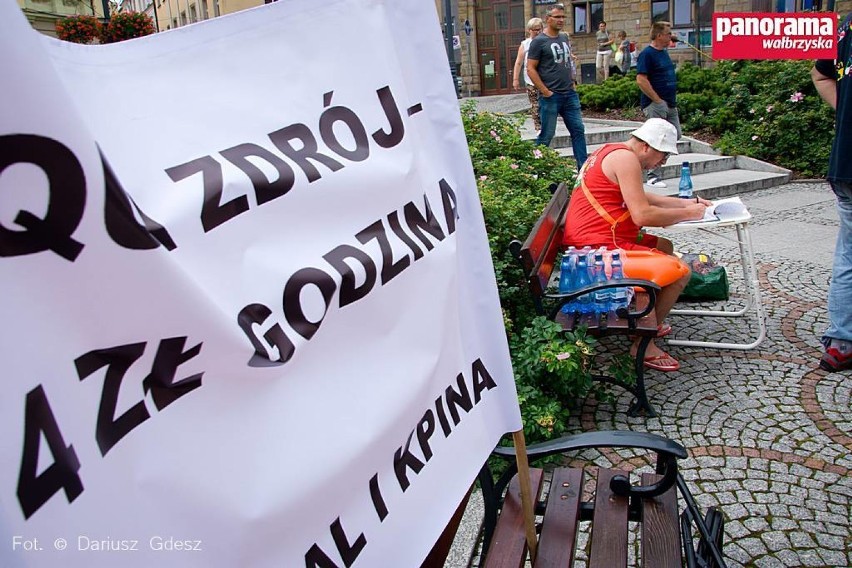 Wałbrzych: Happening przed ratuszem "Basen dla Wałbrzycha"
