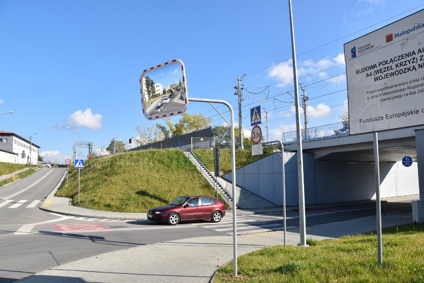 Przejazd przez nowe skrzyżowanie koło wiaduktu na al....