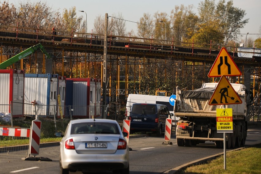 Kraków. Budowa nowej kładki dla rowerów powoduje utrudnienia w ruchu [ZDJĘCIA, WIDEO]