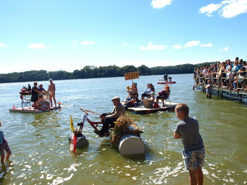 Festyn dwóch sołectw w Tuchomiu - wodniacy z Banina nagrodzeni za pojazd Eco Piraci