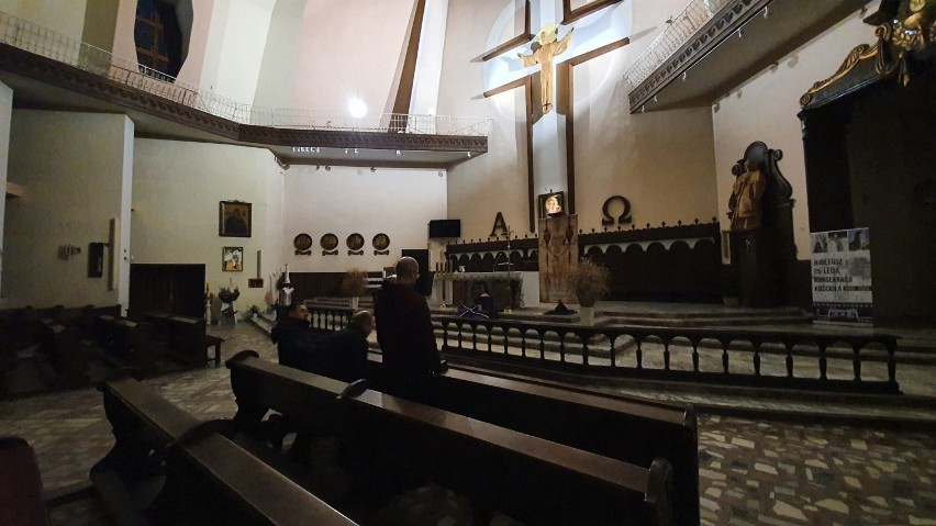 Kapłani z parafii pw. św. Wojciecha w Wągrowcu zachęcają wiernych do odmawiania różańca 