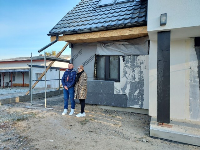Pan Paweł i Pani Justyna z Turznic w gm. Grudziądz mają nadzieję, że w przyszłym roku z pomocą ludzi uda się im zebrać środki  i odbudują swój dom na który ciężko pracowali a  pożar strawił jego część