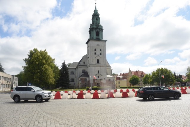 Plac św. Jadwigi Śląskiej w Krośnie Odrzańskim. Jeszcze poczekamy zanim wielka dziura zostanie "załatana".