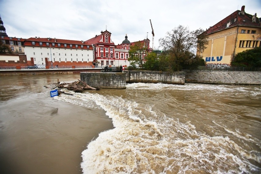 Woda na ulicach, nie ma wjazdu do miasta. Kulminacyjna fala powodziowa we Wrocławiu (ZDJĘCIA) 