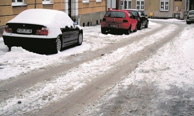 Jeszcze po południu na większości ulic w mieście zalegało sporo błota pośniegowego