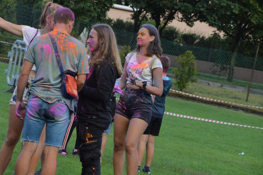 Kolor Fest 2020. Pomimo kapryśnej pogody odbył się Festiwal Kolorów w Rawiczu. W niebo poleciały kolorowe proszki [ZDJĘCIA]