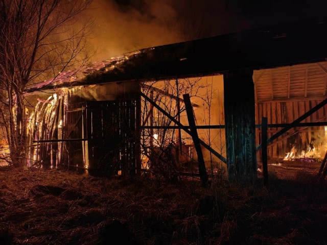 Strażacy gasili pożar stodoły w Szczepocicach Rządowych w gminie Radomsko
