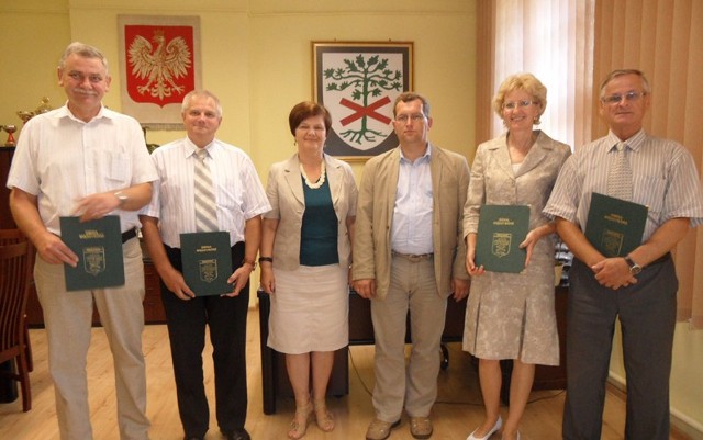 Od lewej: Zdzisław Prusak, Franciszek Fąka, wiceburmistrz Barbara Witkowska, burmistrz Jarosław Głowacki, Małgorzata Janicka, Czesław Berus