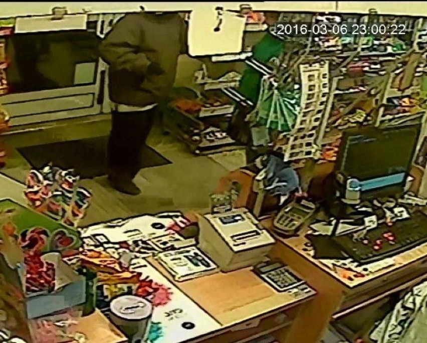 Przerażona ekspedientka sklepu w Brzeszczach opowiada o napadzie nożownika