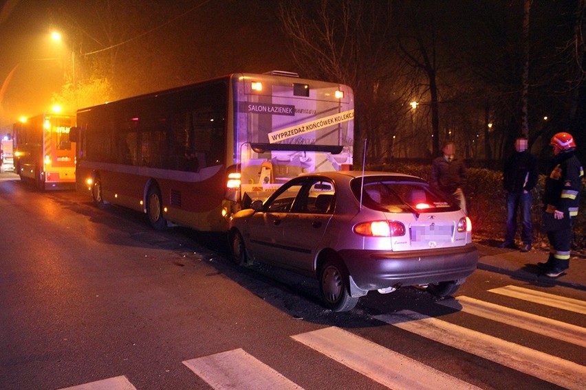 Lanos wjechał w Bielsku-Białej w autobus MZK. Jedna osoba ranna