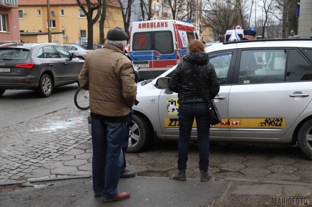 Według wstępnych ustaleń policjantów z Opola kierująca taksówką nie zachowała ostrożności podczas cofania.