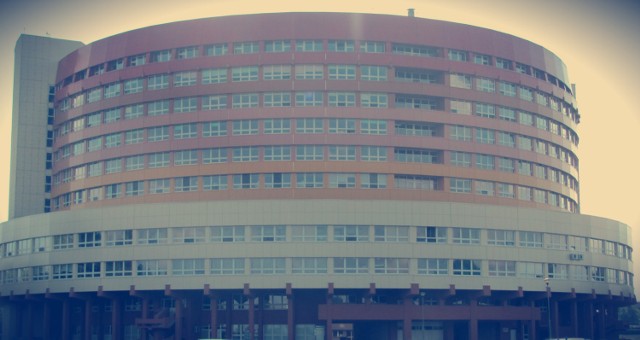 Kalisz: Tragedia w szpitalu. Pacjent wyskoczył z okna na siódmym piętrze