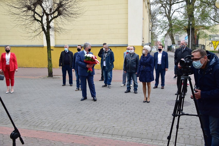 Działacze kwidzyńskiej Lewicy złożyli kwiaty pod pomnikiem...