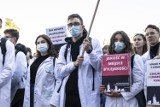 Poznań: Protest studentów kierunków medycznych. "Młodzi solidarnie z protestem medyków". Studenci obawiają się, co ich czeka