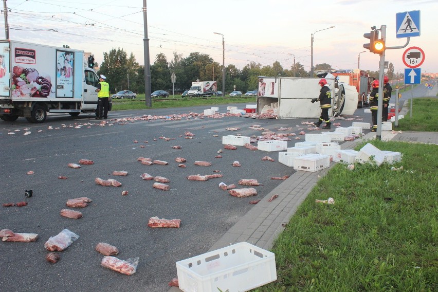 Wypadek na Przybyszewskiego w Łodzi. Ciężarówka z mięsem...