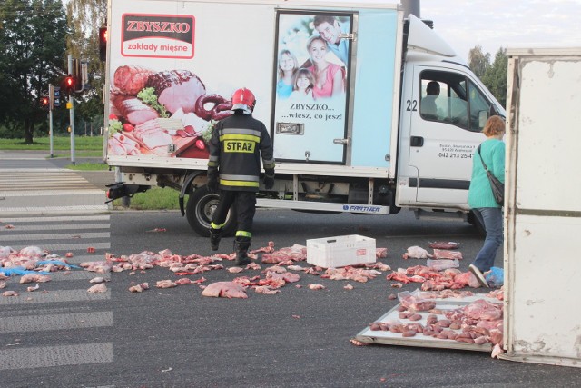 Wypadek na Przybyszewskiego w Łodzi. Ciężarówka z mięsem zderzyła się z osobówką