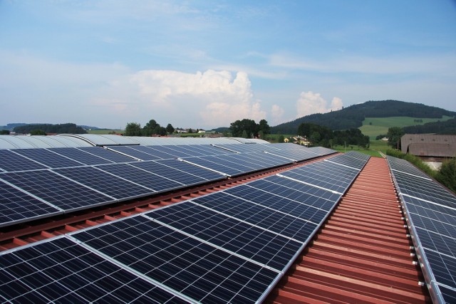 W tym roku gmina Tarnów wydała już 240 tys. zł na montaż paneli słonecznych na samorządowych budynkach.