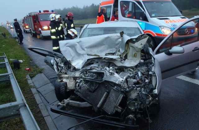 Wypadek w Leszczach, gmina Kościelec. Na 281 kilometrze autostrady A2 samochód osobowy marki Peugeot 407 uderzył w tył samochodu ciężarowego.

Zobacz więcej: Wypadek w Leszczach. Samochód uderzył w ciężarówkę