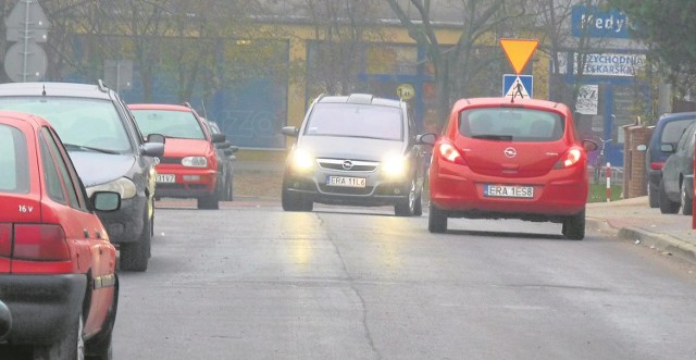 Mimo przeprowadzonego remontu, jadące z przeciwnych stron auta mają kłopoty, by zmieścić się na Miłej