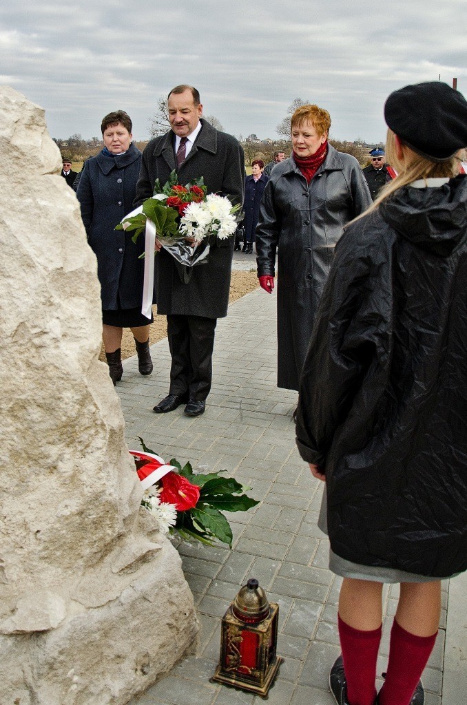 Kwiaty pod pomnikiem składają: Ryszard Gliwiński Wójt Gminy...