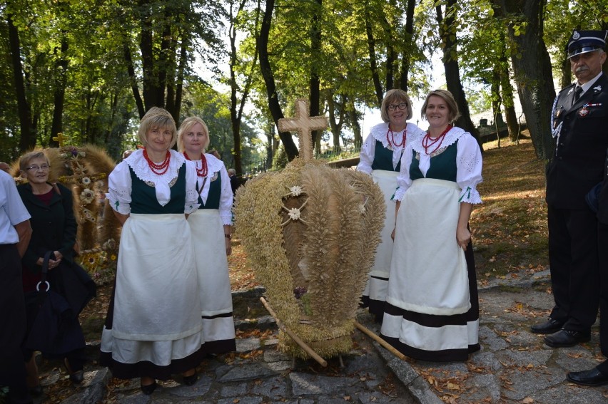 Rolnicy dziękowali dziś Bogu za plony podczas diecezjalnych dożynek na Górze św. Anny