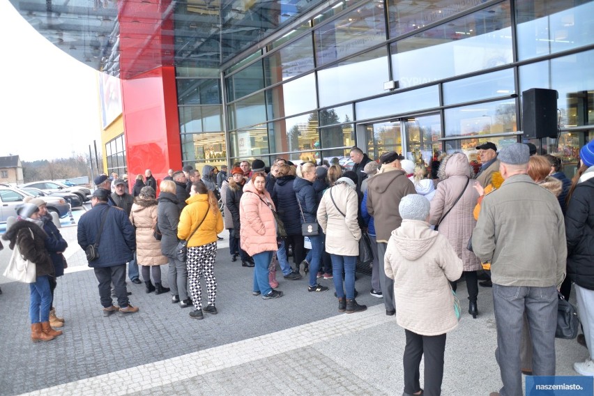 Tłumy na otwarciu salonu Agata Meble we Włocławku [zdjęcia, wideo]